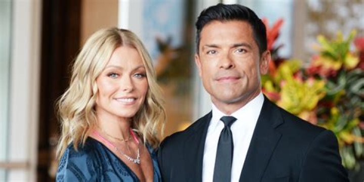 Kelly Ripa And Mark Consuelos' Intimate Wedding