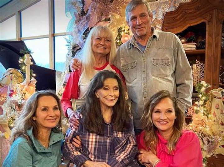 Unveiling The Height Of Loretta Lynn: Discoveries And Insights Await